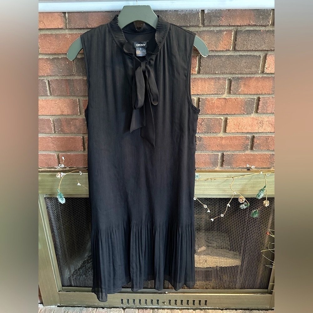 🛍️ Black pleated dress with ties neck excellent condition.